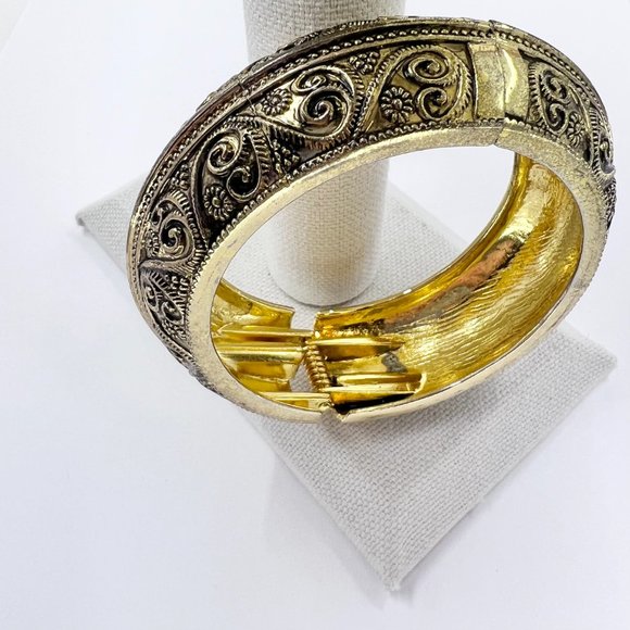 Beautiful Antiqued Gold Tone Hinged Filigree Bangle Bracelet - Picture 4 of 8
